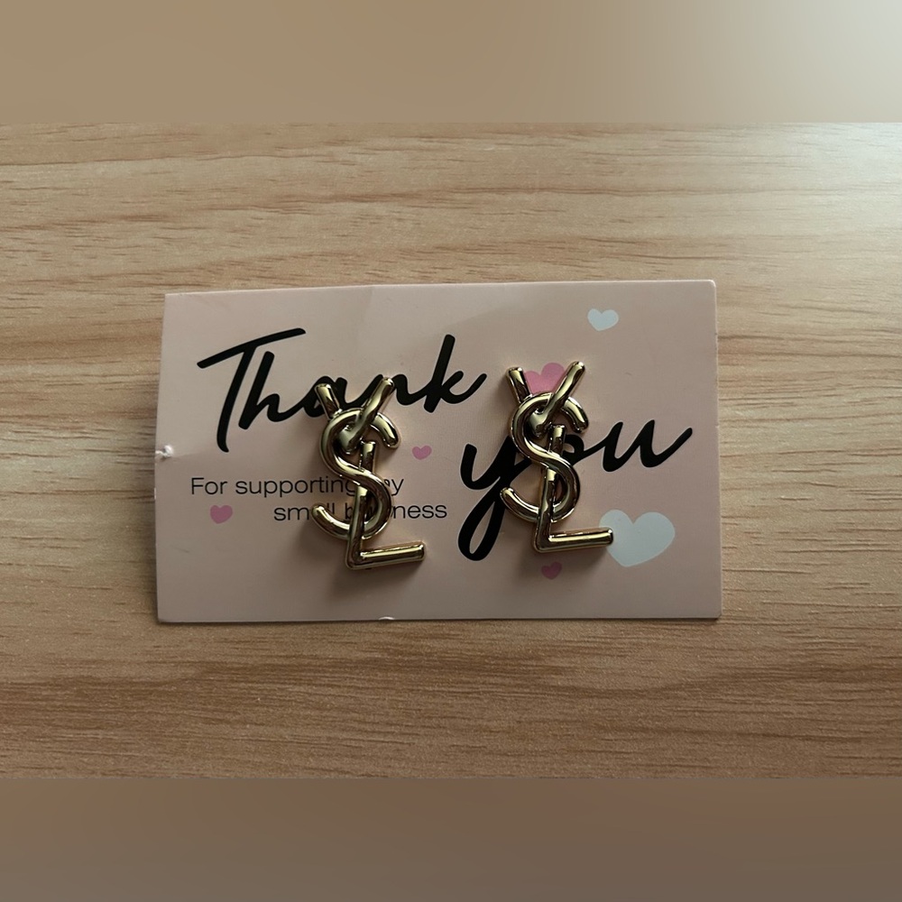 ✨ New ✨ Gorgeous Fashion Gold Earrings ✨ - Picture 3 of 5